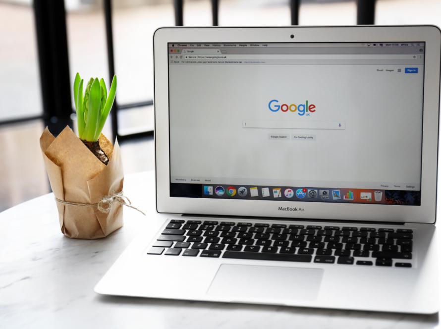Comment l’IA de Google (RankBrain, BERT, MUM) influence-t-elle le SEO ?